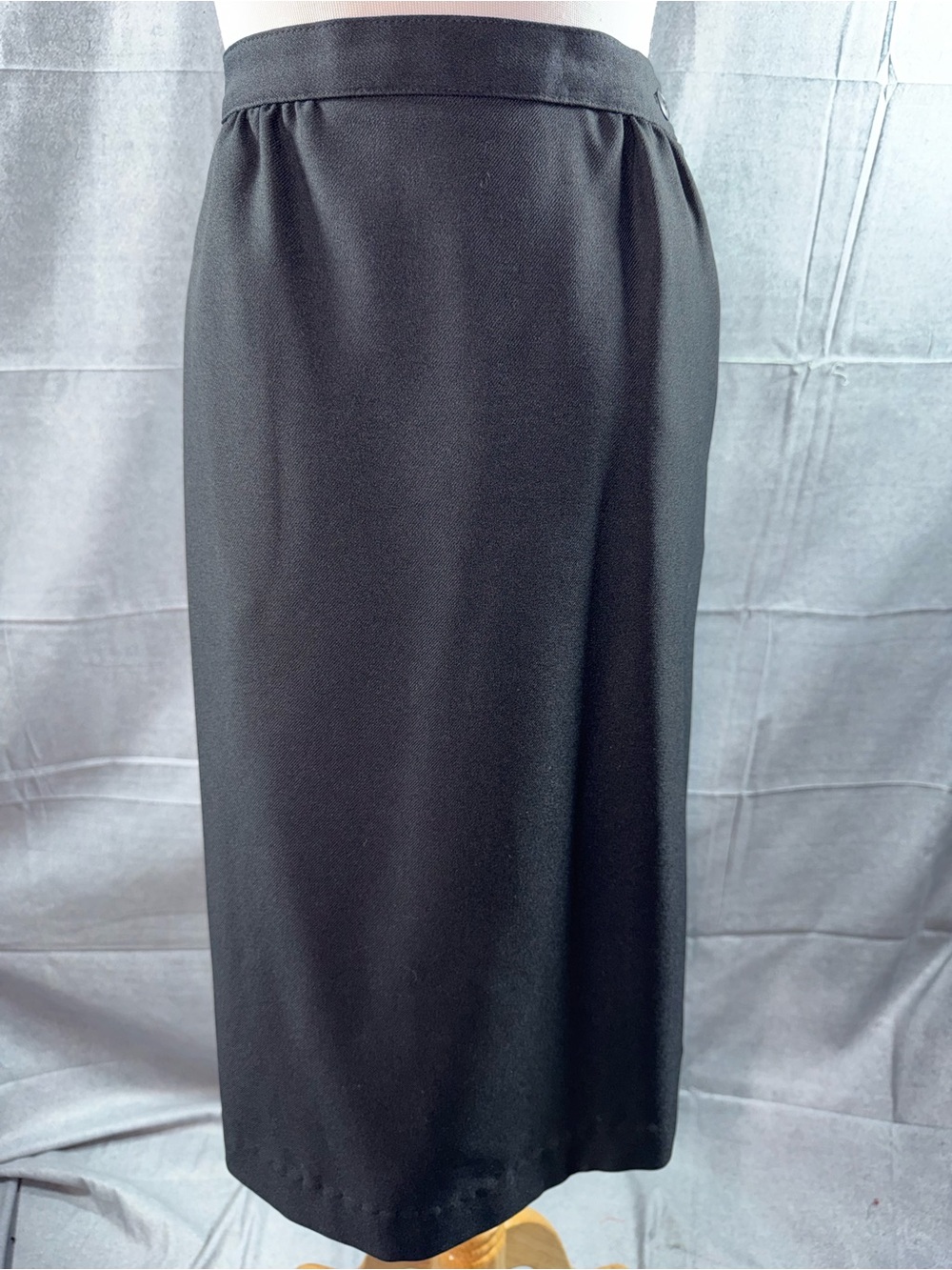 2998-Vintage Donnkenny Elegant Black Midi Skirt with Clean Waistband